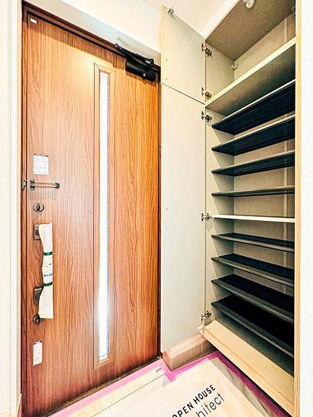 【明るく収納豊富な玄関】家族の履物が全部しまえるワイドな玄関収納