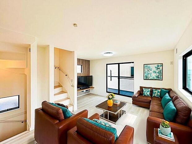 【南向きで明るく開放感のあるリビング:15帖以上】※画像は実際の室内写真を基に家具・調度品の配置例をCG合成したもので、実際とは多少異なります。また、家具等は販売価格に含まれません。