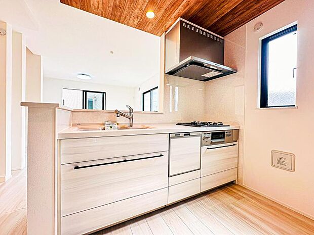 【リビングを見渡せる開放感のある対面式キッチン】対面キッチンならリビング学習するお子様の様子も見られます