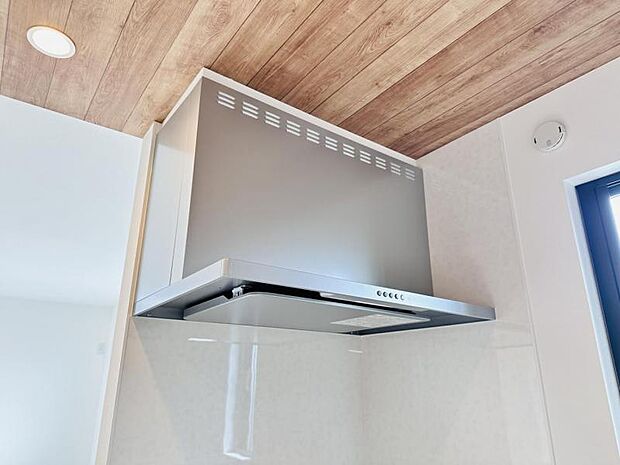 【スリム型レンジフード】稼働時の音が換気扇よりも静か 屋外とダイレクトにつながる換気扇と比べ、音が静かなメリットがあります。