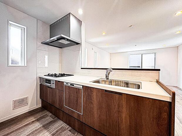 【リビングを見渡せる開放感のある対面式キッチン】リビングで遊ぶお子様にも目が届く、安心感で選ぶなら対面キッチン