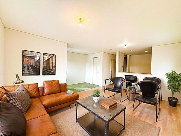 【南向きで明るく開放感のあるリビング：16帖】お店で見掛けた「あの家具」でも自由に配置できるゆとりのリビング空間。※家具はＣＧ合成の為付属しません。