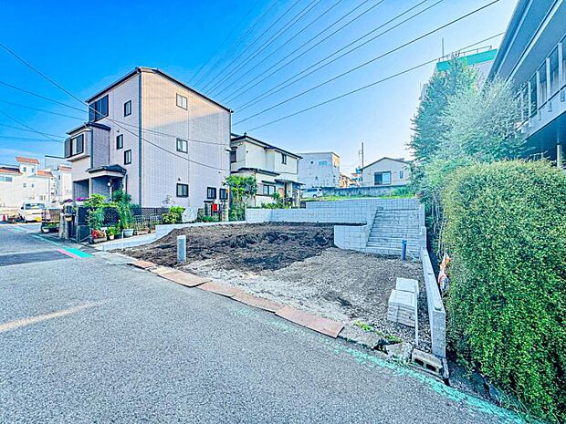 【前面道路を含む現地外観】