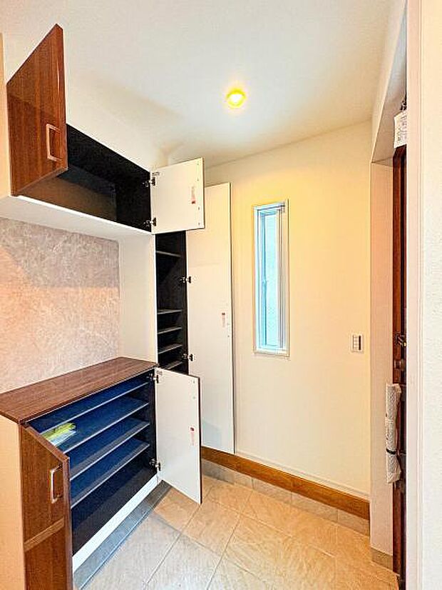 【明るく収納豊富な玄関】可動棚で調整可、ロングブーツやトレッキング靴もすっぽり収まる玄関収納