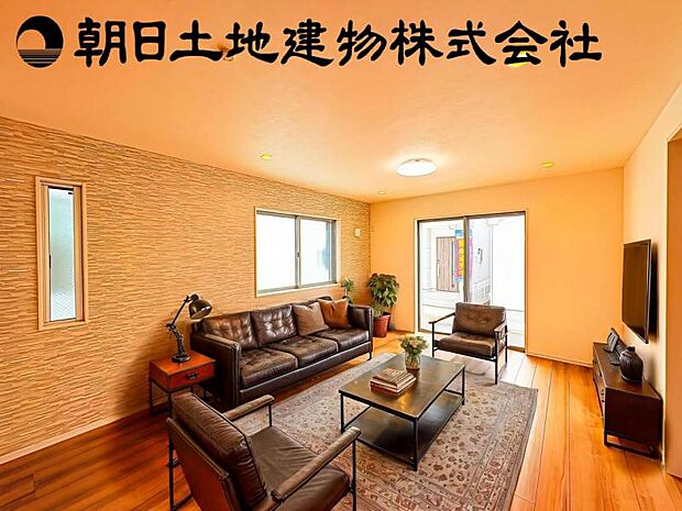 【南向きで明るく開放感のあるリビング：16帖】※画像は実際の室内写真を基に家具・調度品の配置例をCG合成したもので、実際とは多少異なります。また、家具等は販売価格に含まれません。