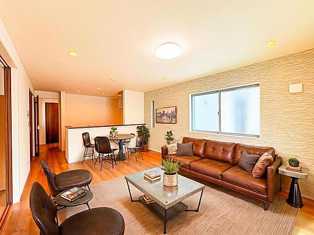 【南向きで明るく開放感のあるリビング：16帖】※画像は実際の室内写真を基に家具・調度品の配置例をCG合成したもので、実際とは多少異なります。また、家具等は販売価格に含まれません。