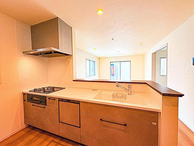 【リビングを見渡せる開放感のある対面式キッチン】広々キッチンならお子様と一緒にお菓子作りやパーティ準備も楽しめる♪