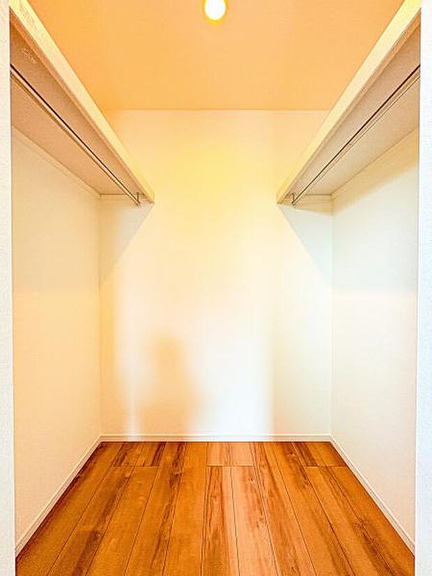 【ウォークインクローゼット】大きな収納力を持つウォークインクローゼット付き。複数で共有して使うこともでき、奥様が独り占めすることも可能です♪