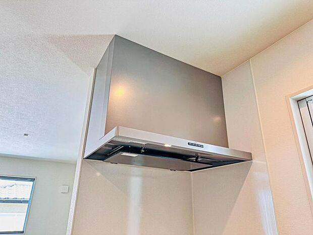 【スリム型レンジフード】稼働時の音が換気扇よりも静か 屋外とダイレクトにつながる換気扇と比べ、音が静かなメリットがあります。