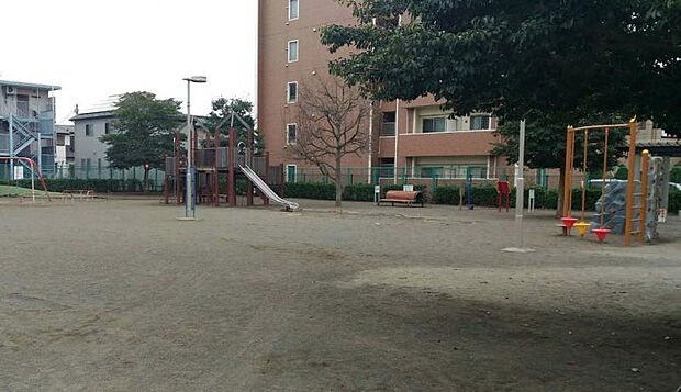 【桜森わいわい公園】350ｍ　2000年以降につくられた新しい公園です。遊び場には砂場、複合遊具、ブランコ、シーソー、ターザンロープがあります。