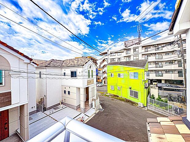 【開放感のあるバルコニーからの眺望】周囲に高い建物のないエリア。空が大きく感じます