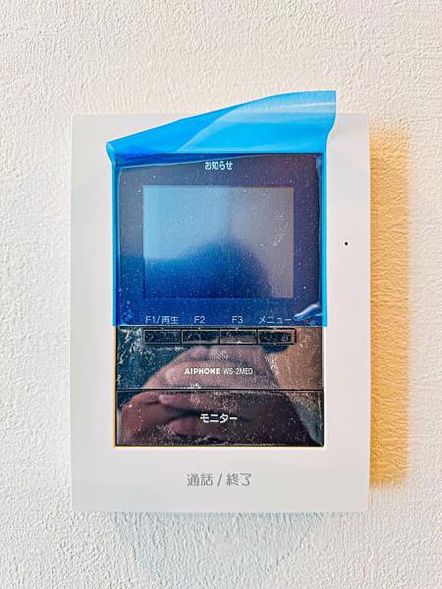 【モニター付きインターフォン】来訪者を映像で確認するシンプルな設備ながらセキュリティ効果はマル。最近は録画機能があるタイプも増え、留守中の訪問者も確認できます！