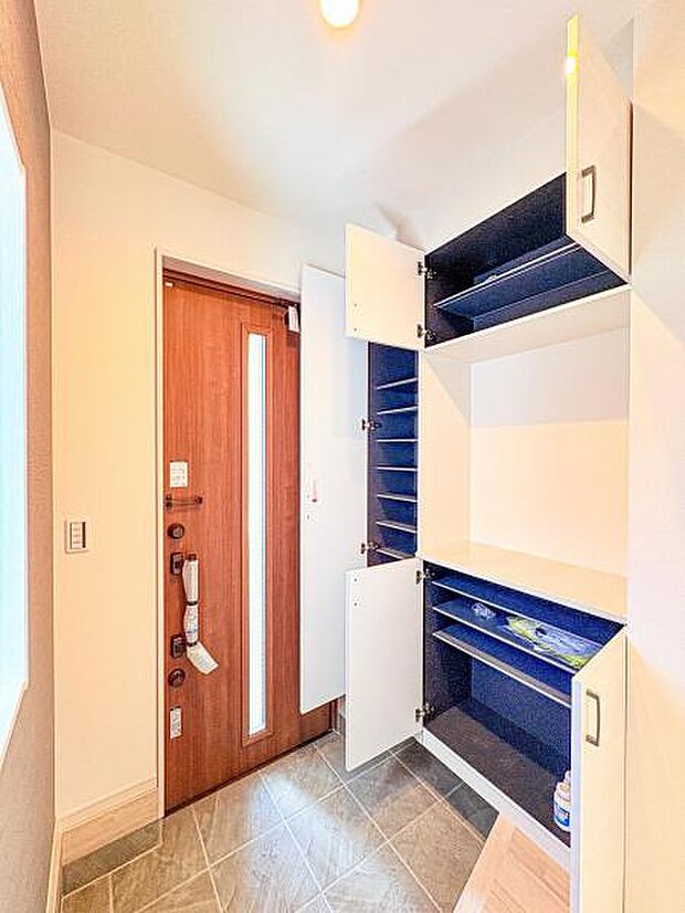 【明るく収納豊富な玄関】天井までの高さがあるタップリ玄関収納、姿見・小引き出し付きなのも便利