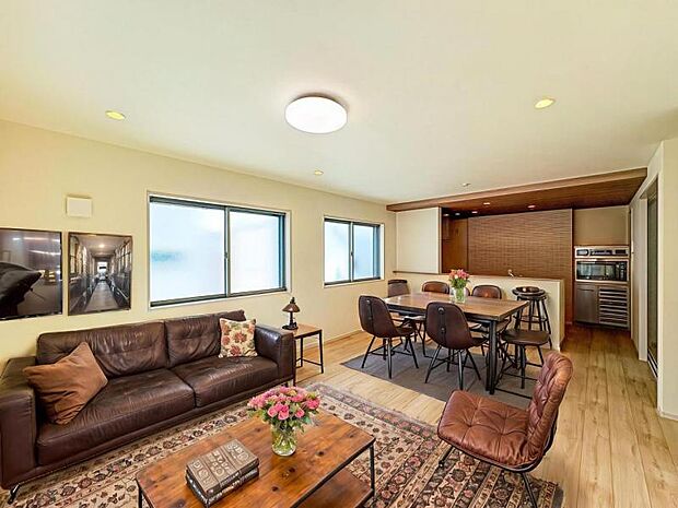 【南向きで明るく開放感のあるリビング：17帖】※画像は実際の室内写真を基に家具・調度品の配置例をCG合成したもので、実際とは多少異なります。また、家具等は販売価格に含まれません。