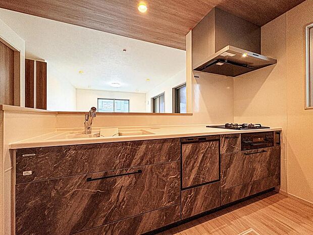 【リビングを見渡せる開放感のある対面式キッチン】対面タイプならキッチン内にいながらご家族やお客様との会話が楽しめます