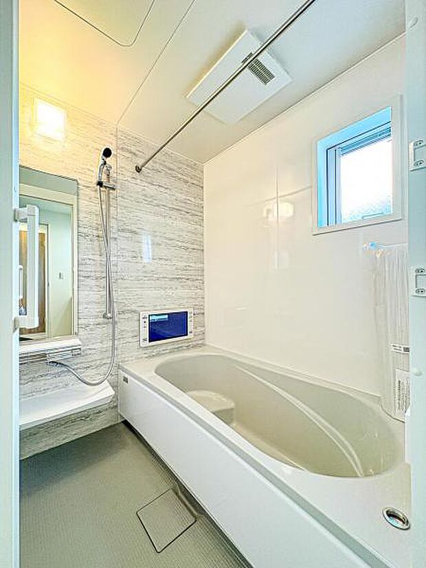 【多機能な一坪タイプの浴室】1坪以上の広い浴室ならお子様と並んで体を洗ってもゆとりがあります♪