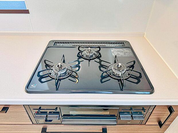 【三ツ口ガスコンロ】煮込み料理をする際にコンロが一つ塞がって他の料理ができなくて時間がかかる！そんな不満を解決してくれる3口コンロは他の調理ができるので捗ります！