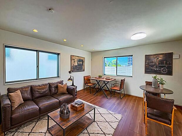 【開放感があり明るいリビング：16帖以上】※画像は実際の室内写真を基に家具・調度品の配置例をCG合成したもので、実際とは多少異なります。また、家具等は販売価格に含まれません。