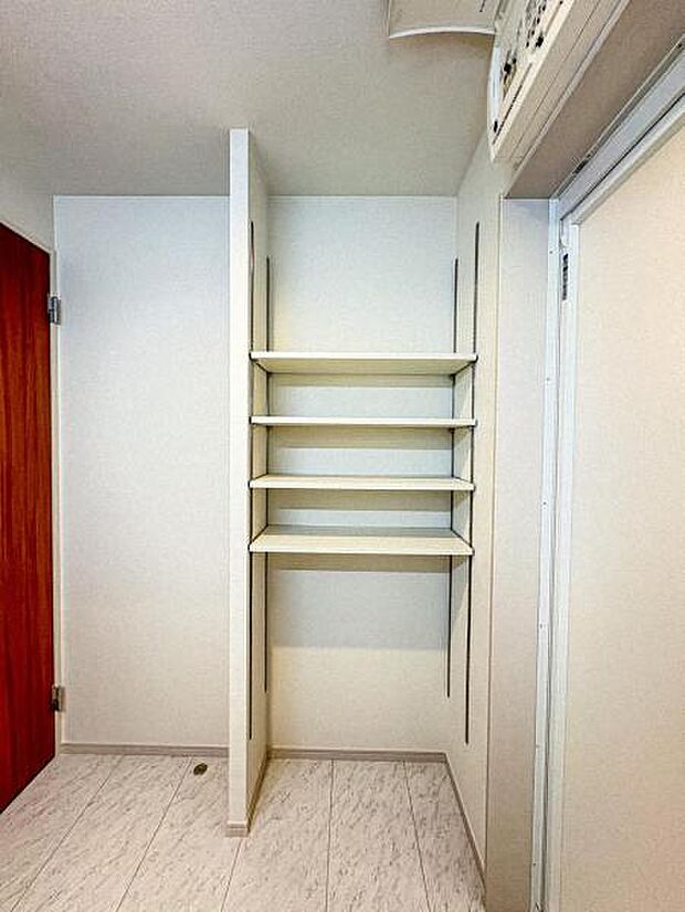 【脱衣所内のリネン棚】可動棚付きのリネン棚にはタオル類や部屋着も収納できます♪