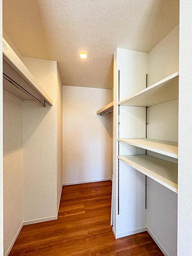 【ウォークインクローゼット】大きな収納力を持つウォークインクローゼット付き。複数で共有して使うこともでき、奥様が独り占めすることも可能です♪