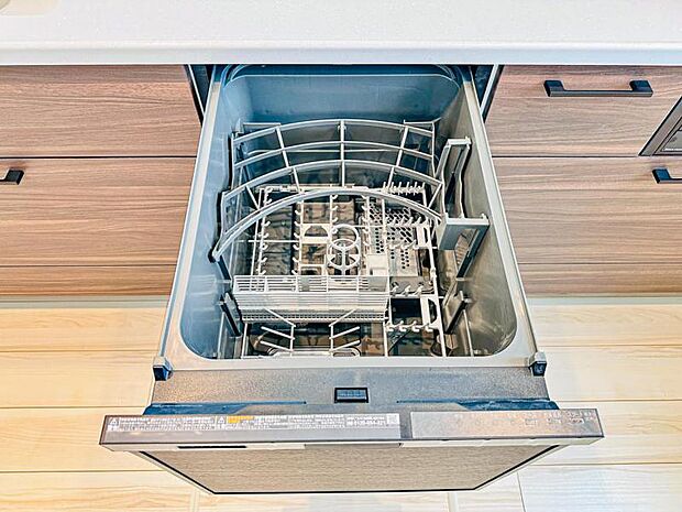 【ビルトイン食洗機】洗浄から乾燥までボタン一つで完結する食洗機付き。大変な洗い物がぐっと短く済みます！