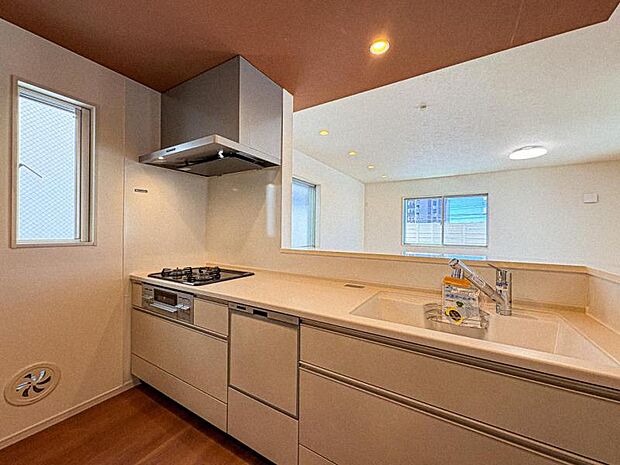 【リビングを見渡せる開放感のある対面式キッチン】リビングで遊ぶお子様にも目が届く、安心感で選ぶなら対面キッチン