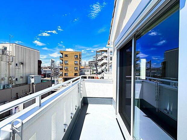 【洗濯物が多くても安心の南面バルコニー】バルコニーは陽当り良好で、たっぷりのお洗濯物もよく乾きます！