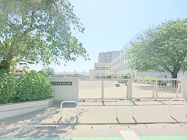 【大和市立文ケ岡小学校】600ｍ　校庭が広くのびのび遊ぶ事ができます。すぐ近くには泉の森公園があり子供を育てるのには良好な場所です。