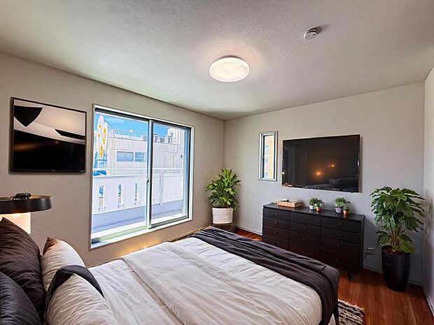 【2面採光で明るい洋室：7.25帖】※画像は実際の室内写真を基に家具・調度品の配置例をCG合成したもので、実際とは多少異なります。また、家具等は販売価格に含まれません。