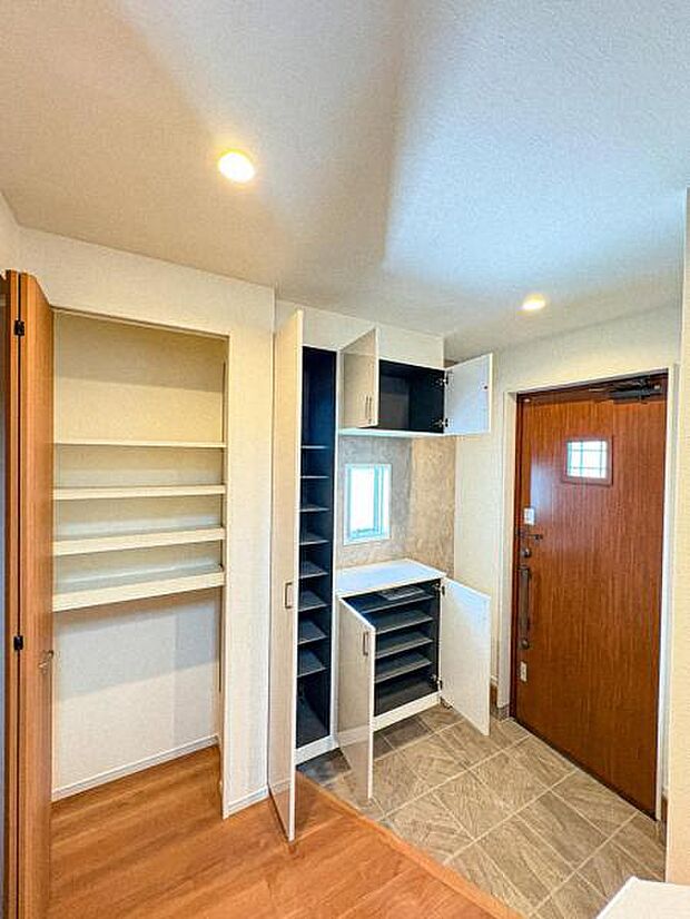 【明るく収納豊富な玄関】家族の履物が全部しまえるワイドな玄関収納