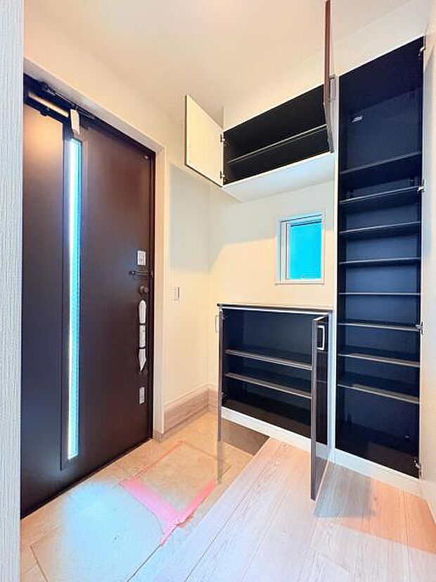 【明るく収納豊富な玄関】家族の履物が全部しまえるワイドな玄関収納