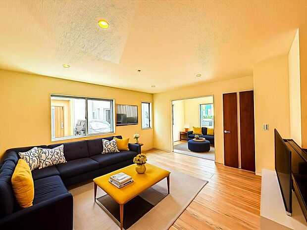 【南向きで明るく開放感のあるリビング：16帖】※画像は実際の室内写真を基に家具・調度品の配置例をCG合成したもので、実際とは多少異なります。また、家具等は販売価格に含まれません。