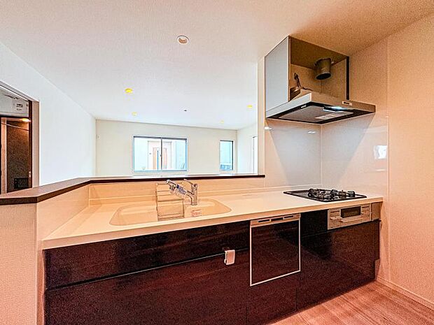 【リビングを見渡せる開放感のある対面式キッチン】対面キッチンならリビング学習するお子様の様子も見られます