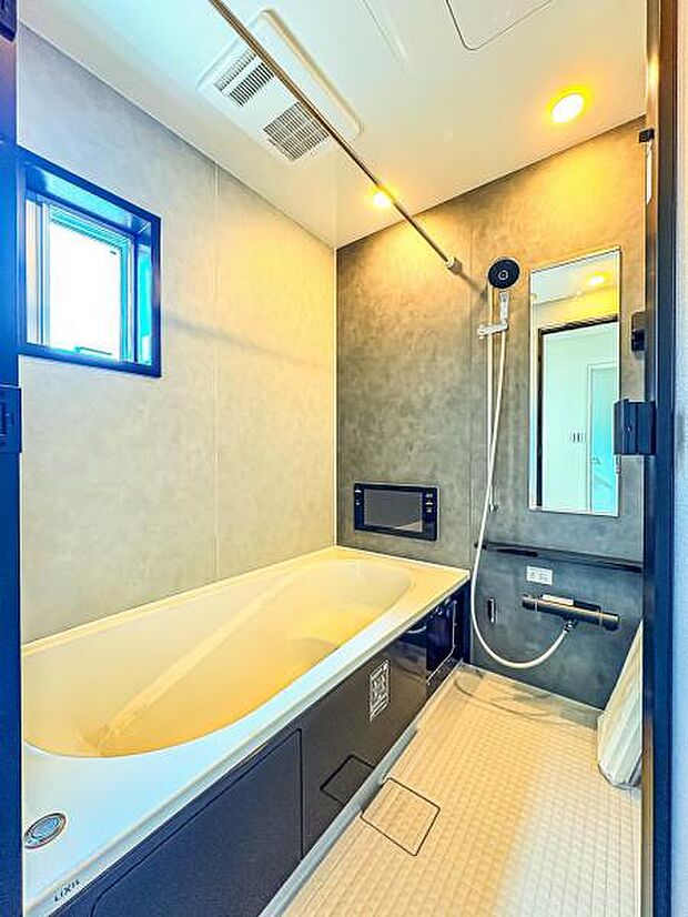 【多機能な一坪タイプの浴室】お子様と一緒に浸かれる広いバスタブで、バスタイムをさらに楽しく♪