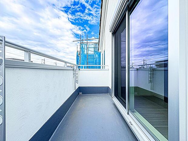 【洗濯物が多くても安心の奥行きのあるバルコニー】家族全員分の布団もゆったり並べられる広々バルコニー！