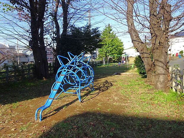 【緑ケ丘第2公園】110m 春にはお花見、秋には紅葉を楽しめる場所です。設備として水道や花があり、子供が遊ぶための遊具もあります。