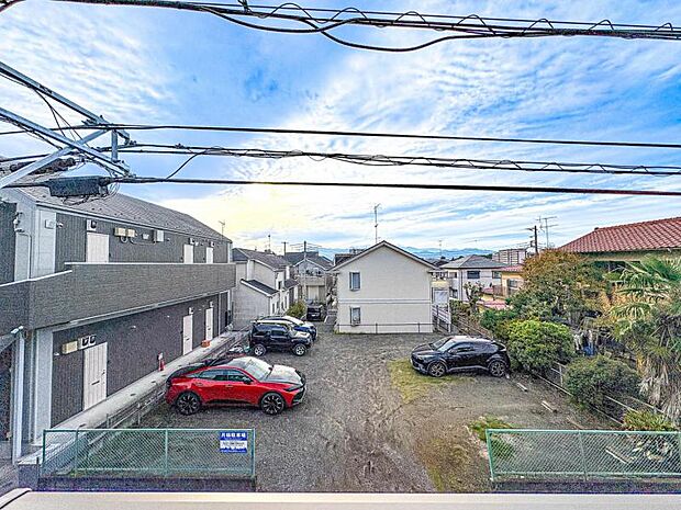 【開放感のあるバルコニーからの眺望】豊かな緑が雑音を消してくれるよう。眺めて景色よく、住んで静かな環境