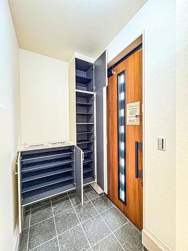 【明るく収納豊富な玄関】可動棚で調整可、ロングブーツやトレッキング靴もすっぽり収まる玄関収納