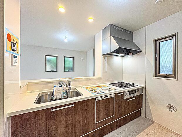 【リビングを見渡せる開放感のある対面式キッチン】広々キッチンならお子様と一緒にお菓子作りやパーティ準備も楽しめる♪