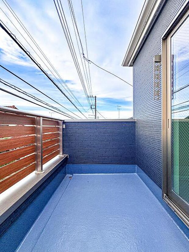 【洗濯物が多くても安心の奥行きのあるバルコニー】大型バルコニーは陽当り良好で、たっぷりのお洗濯物もよく乾きます!