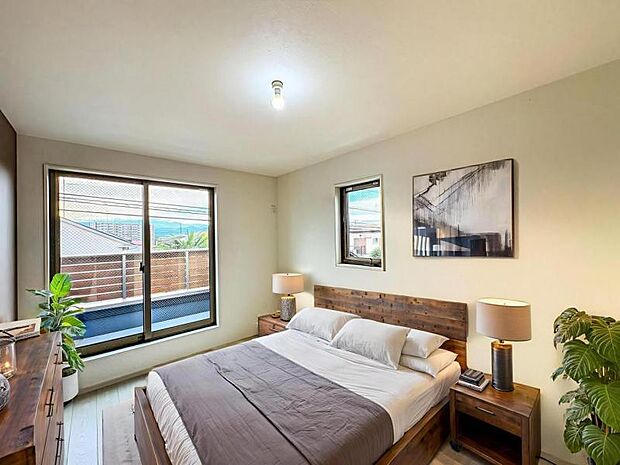 【2面採光で明るい洋室:7帖】窓の数が多く朝から明るい日差しが差し込みます♪(家具等は販売価格に含まれません。)