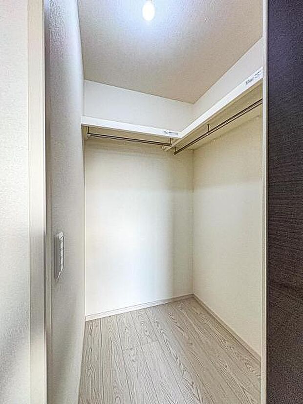 【ウォークインクローゼット】大きな収納力を持つウォークインクローゼット付き。複数で共有して使うこともでき、奥様が独り占めすることも可能です♪