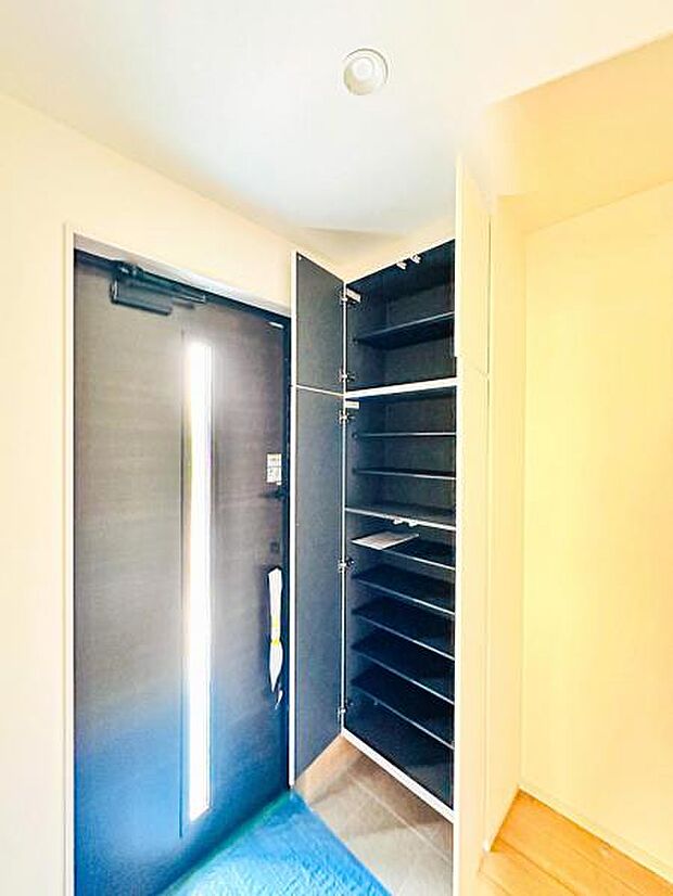 【明るく収納豊富な玄関】天井までの高さがあるタップリ玄関収納、姿見・小引き出し付きなのも便利