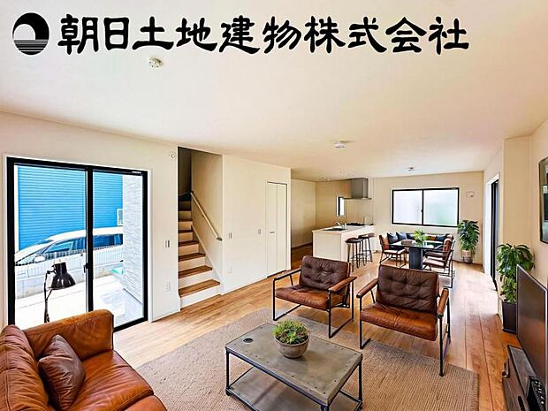 【開口部分が多く開放感のあるリビング: 22 帖】※画像は実際の室内写真を基に家具・調度品の配置例をCG合成したもので、実際とは多少異なります。また、家具等は販売価格に含まれません。