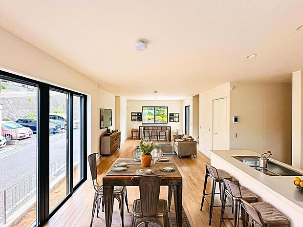 【開口部分が多く開放感のあるリビング: 22 帖】※画像は実際の室内写真を基に家具・調度品の配置例をCG合成したもので、実際とは多少異なります。また、家具等は販売価格に含まれません。