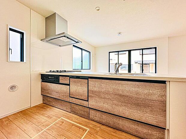 【リビングを見渡せる開放感のある対面式キッチン】対面タイプならキッチン内にいながらご家族やお客様との会話が楽しめます