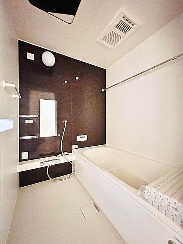 【多機能な一坪タイプの浴室】お子様と一緒に浸かれる広いバスタブで、バスタイムをさらに楽しく♪