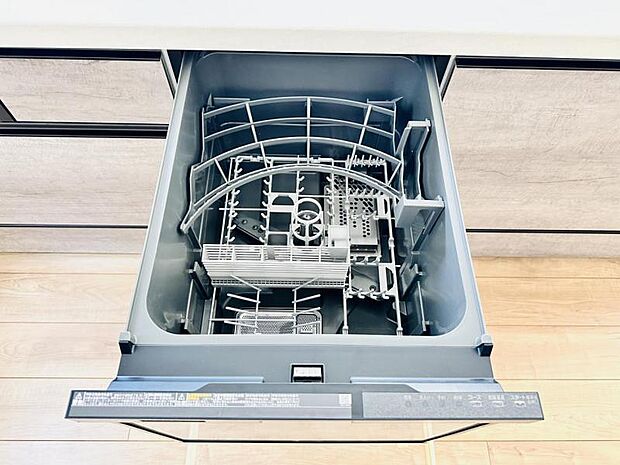 【ビルトイン食洗機】洗浄から乾燥までボタン一つで完結する食洗機付き。大変な洗い物がぐっと短く済みます!
