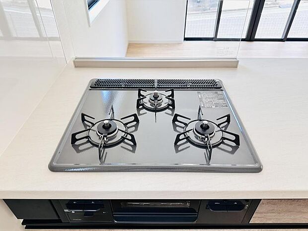 【三ツ口ガスコンロ】煮込み料理をする際にコンロが一つ塞がって他の料理ができなくて時間がかかる!そんな不満を解決してくれる3口コンロは他の調理ができるので捗ります!