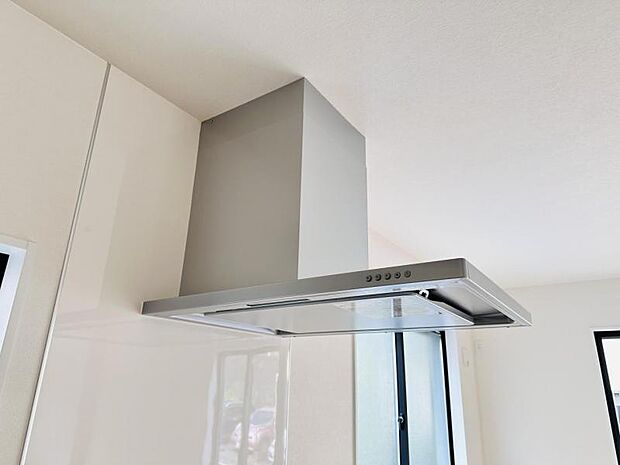 【スリム型レンジフード】稼働時の音が換気扇よりも静か 屋外とダイレクトにつながる換気扇と比べ、音が静かなメリットがあります。